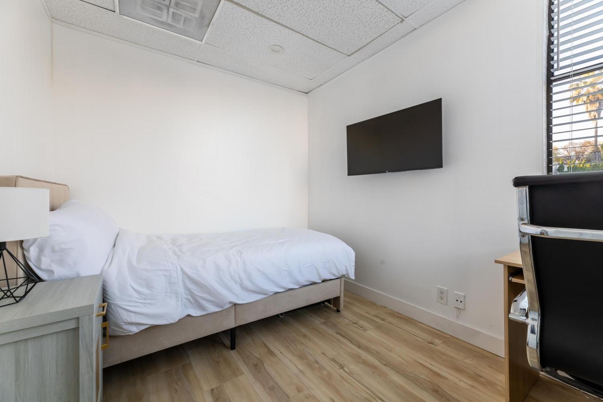 Beautiful Cozy Corner View With Private Parking Close To Caltech Convention Center Homestay *