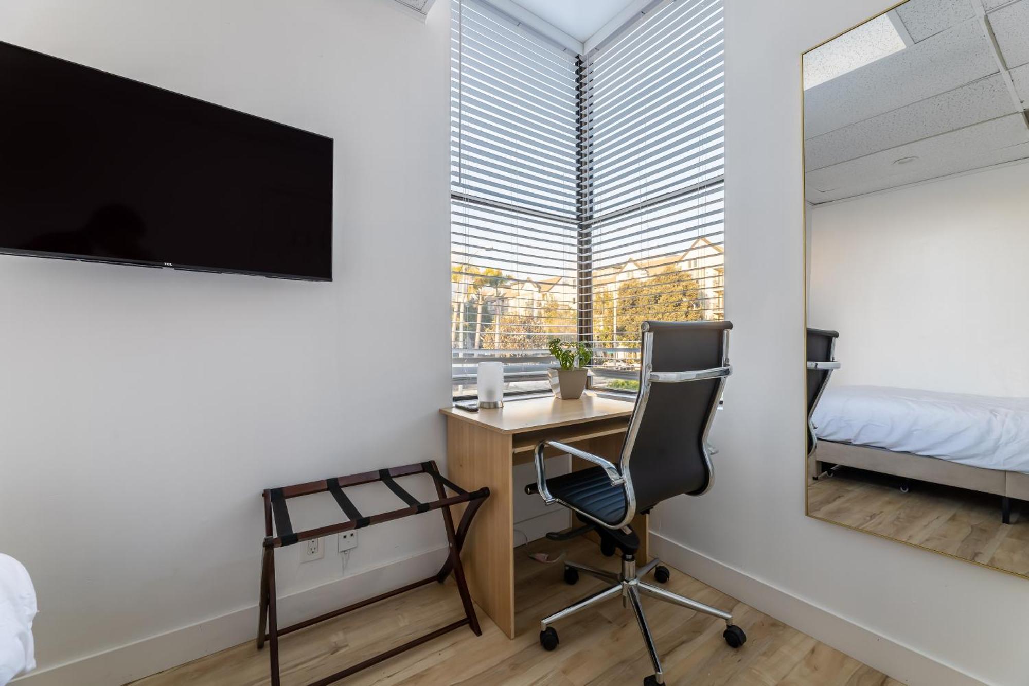 Beautiful Cozy Corner View With Private Parking Close To Caltech Convention Center Homestay *