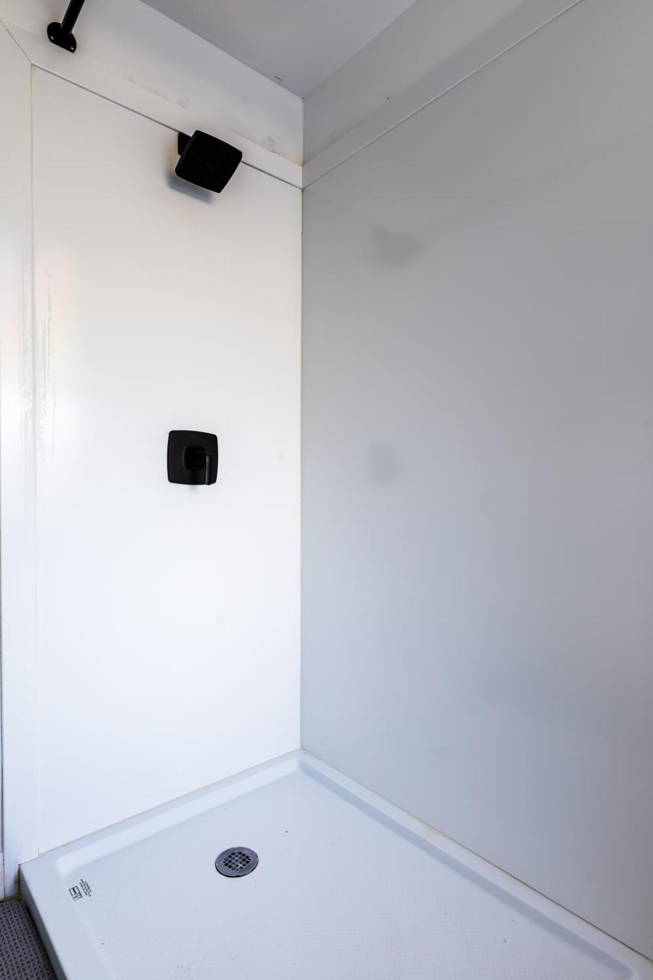 Homestay Beautiful Cozy Corner View With Private Parking Close To Caltech Convention Center