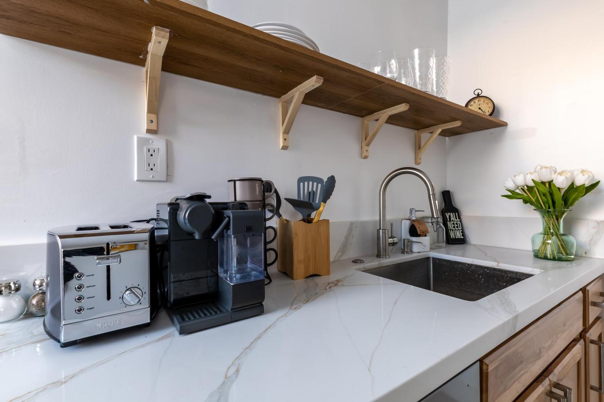 Beautiful Cozy Corner View With Private Parking Close To Caltech Convention Center Homestay *